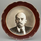 Настенная декоративная агитационная тарелка с портретом В. И. Ленина, Пролетарий, 1920-е