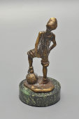 Спортивная статуэтка на мраморной подставке в подарочном футляре «Дворовый футболист», бронза, Россия, 2010-е