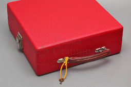 Комплект из патефона и кейса для грампластинок в красном цвете, модель ПТ-3, Патефонный завод в г. Молотов, 1952-53 гг.