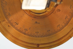 Старинный оптический прибор Жюля Дюбоска и Франсуа Пеллена​, латунь, чугунное основание, Франция, 19 в.