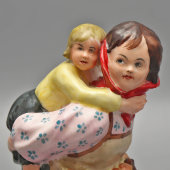 Старинная фарфоровая статуэтка по мотивам картины К. Маковского «Дети, бегущие от грозы», частный завод Гжели, к. 19 в.