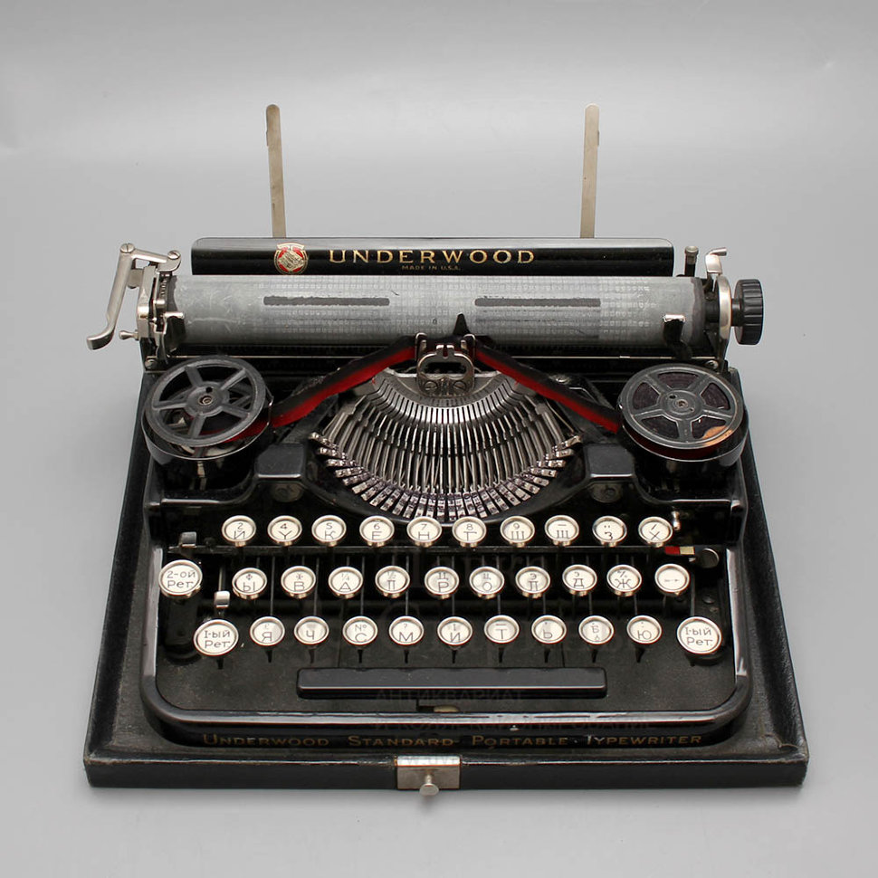 Старинная портативная печатная машинка «Underwood Standard Portable», США,  начало 20 века, русская клавиатура, футляр с ручкой