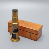 Маленький дорожный микроскоп с 30-кратным увеличением в деревянной коробке, Франция, нач. 20 в.
