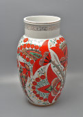 Большая фарфоровая ваза «Красные цветы», художник Воробьевский А. В., ЛФЗ, 1950-е