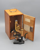Старинный лабораторный микроскоп в футляре «Рейхерт-а», компания Optische Werke C. Reichert, Вена, н. 20 в.