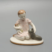 Статуэтка «Девочка с кошкой», автор Велихова С. Б., ЛФЗ, 1950-е